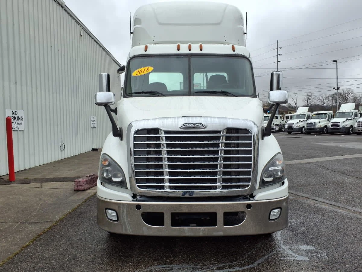 2018 Freightliner Cascadia in Knoxville, TN — photo 2