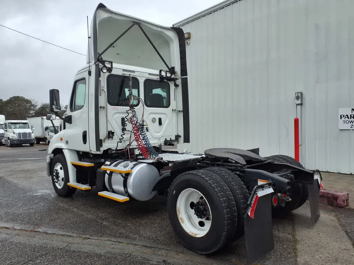2018 Freightliner Cascadia in Knoxville, TN — photo 6