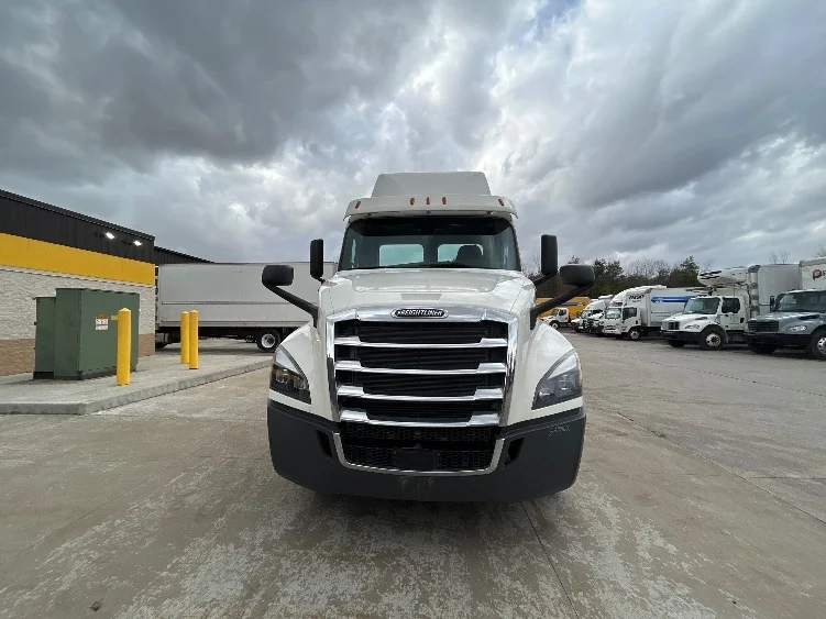 2019 Freightliner Cascadia in Middlefield, OH — photo 2