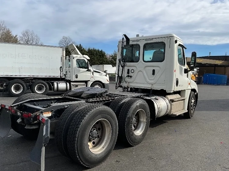 2019 Freightliner Cascadia - image 7