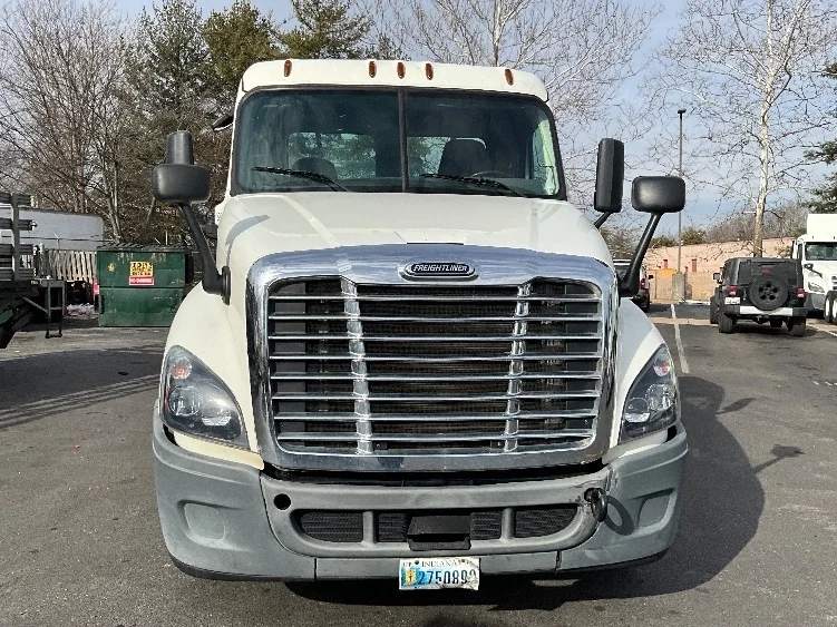 2019 Freightliner Cascadia - image 2