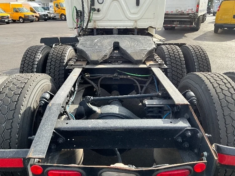 2019 Freightliner Cascadia - image 6