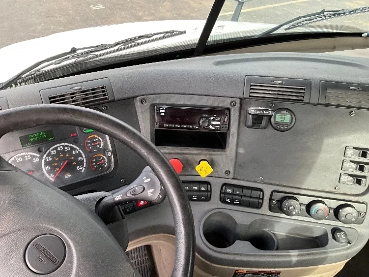 2019 Freightliner Cascadia - image 10