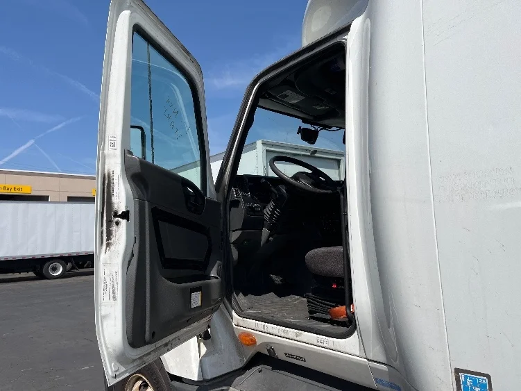 2023 International LT - image 9