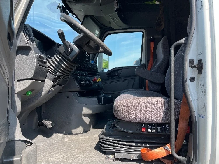 2023 International LT - image 10