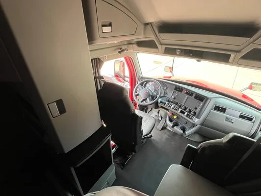 2022 Kenworth T680 in Cedar Rapids, IA — photo 7