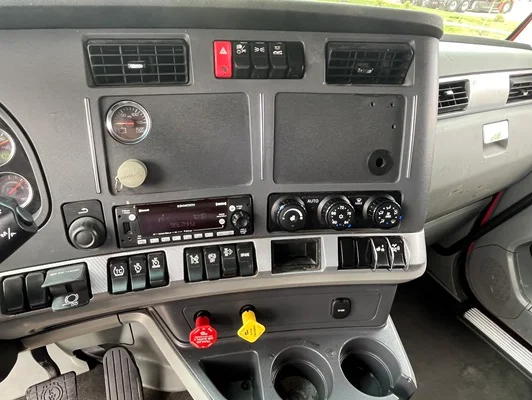 2022 Kenworth T680 in Cedar Rapids, IA — photo 12