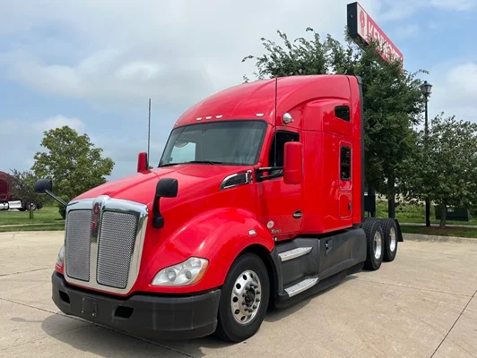 2022 Kenworth T680 in Cedar Rapids, IA — photo 2