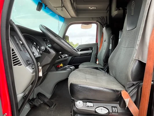 2022 Kenworth T680 in Cedar Rapids, IA — photo 15