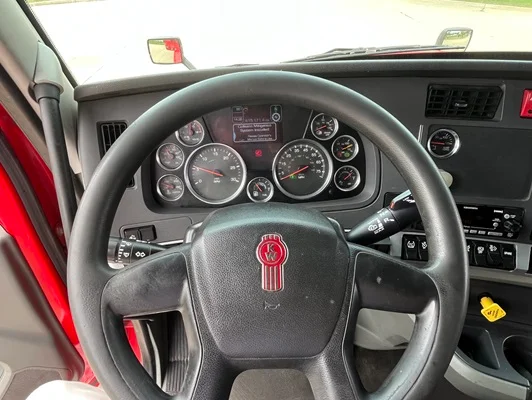 2022 Kenworth T680 in Cedar Rapids, IA — photo 14