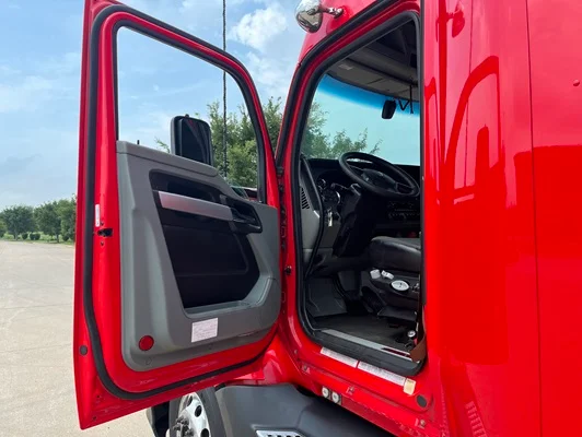 2022 Kenworth T680 in Cedar Rapids, IA — photo 17