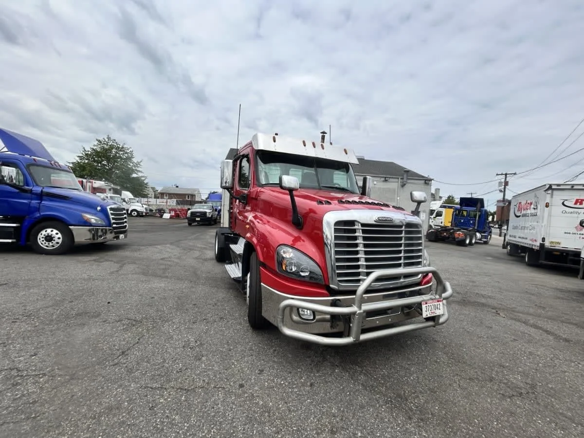 2019 Freightliner Cascadia in Newark, NJ — photo 3