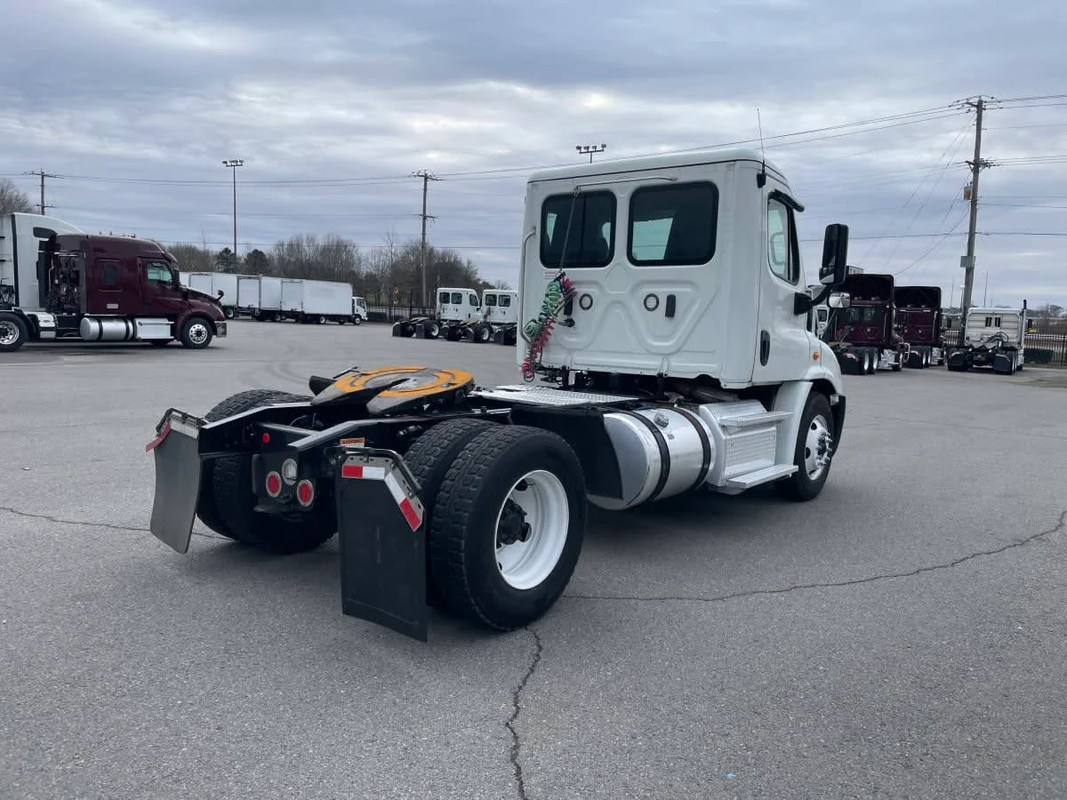 2019 Freightliner Cascadia in North Little Rock, AR — photo 5