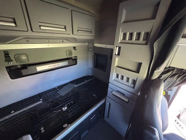 2020 Mack Anthem - image 7