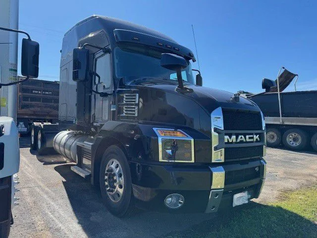 2020 Mack Anthem - image 2