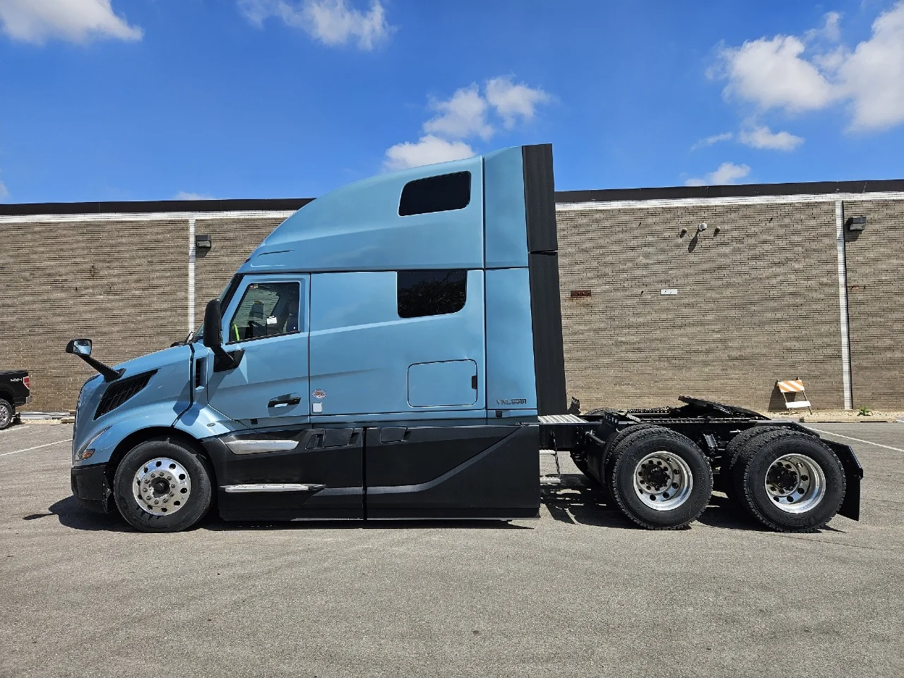 2025 Volvo VNL 860 in Gary, IN — photo 3
