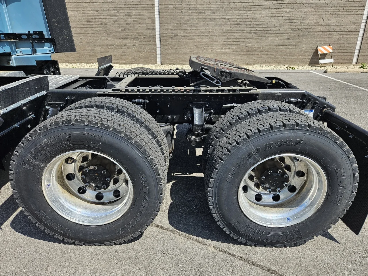 2025 Volvo VNL 860 in Gary, IN — photo 8