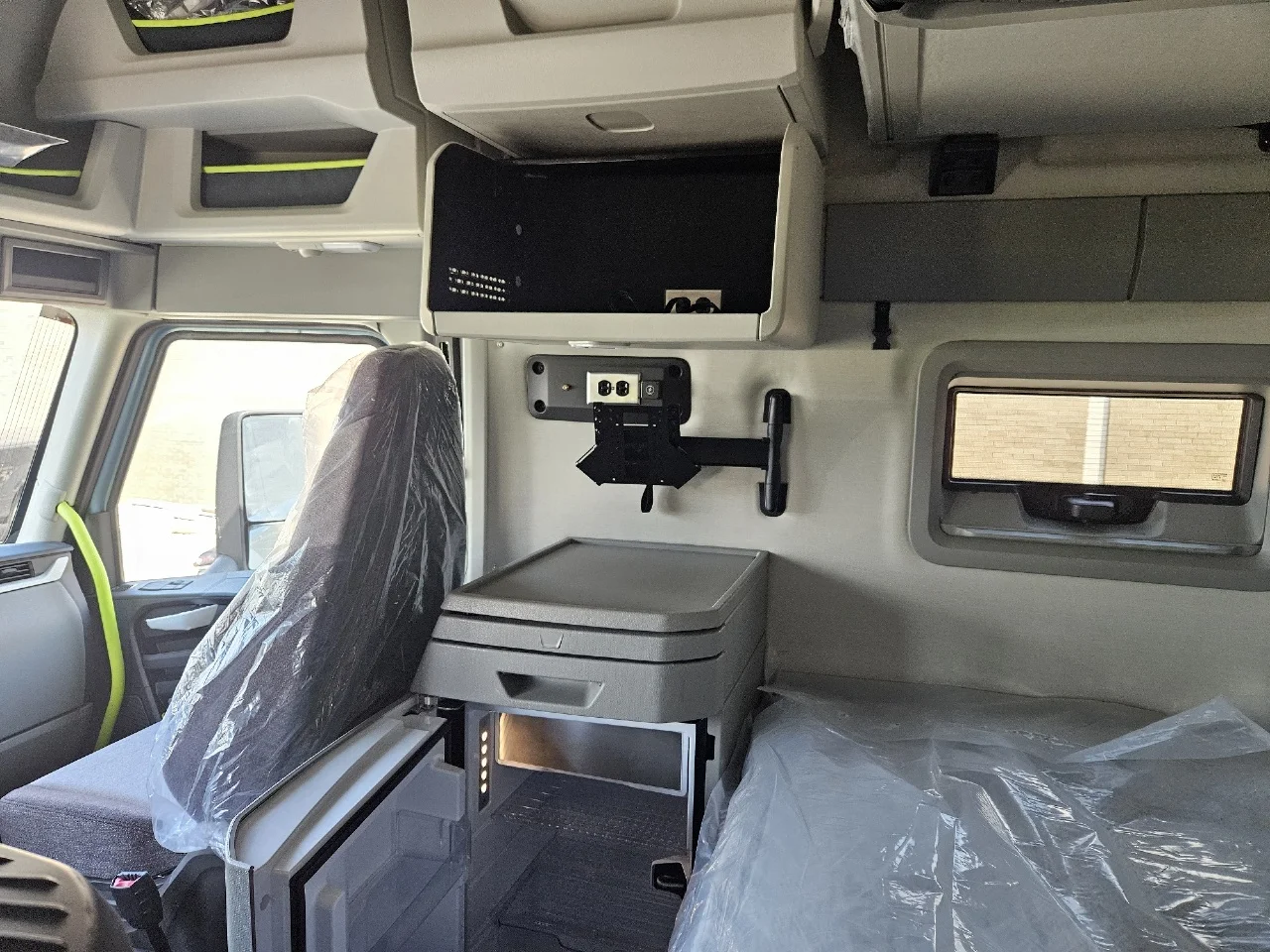 2025 Volvo VNL 860 in Gary, IN — photo 16