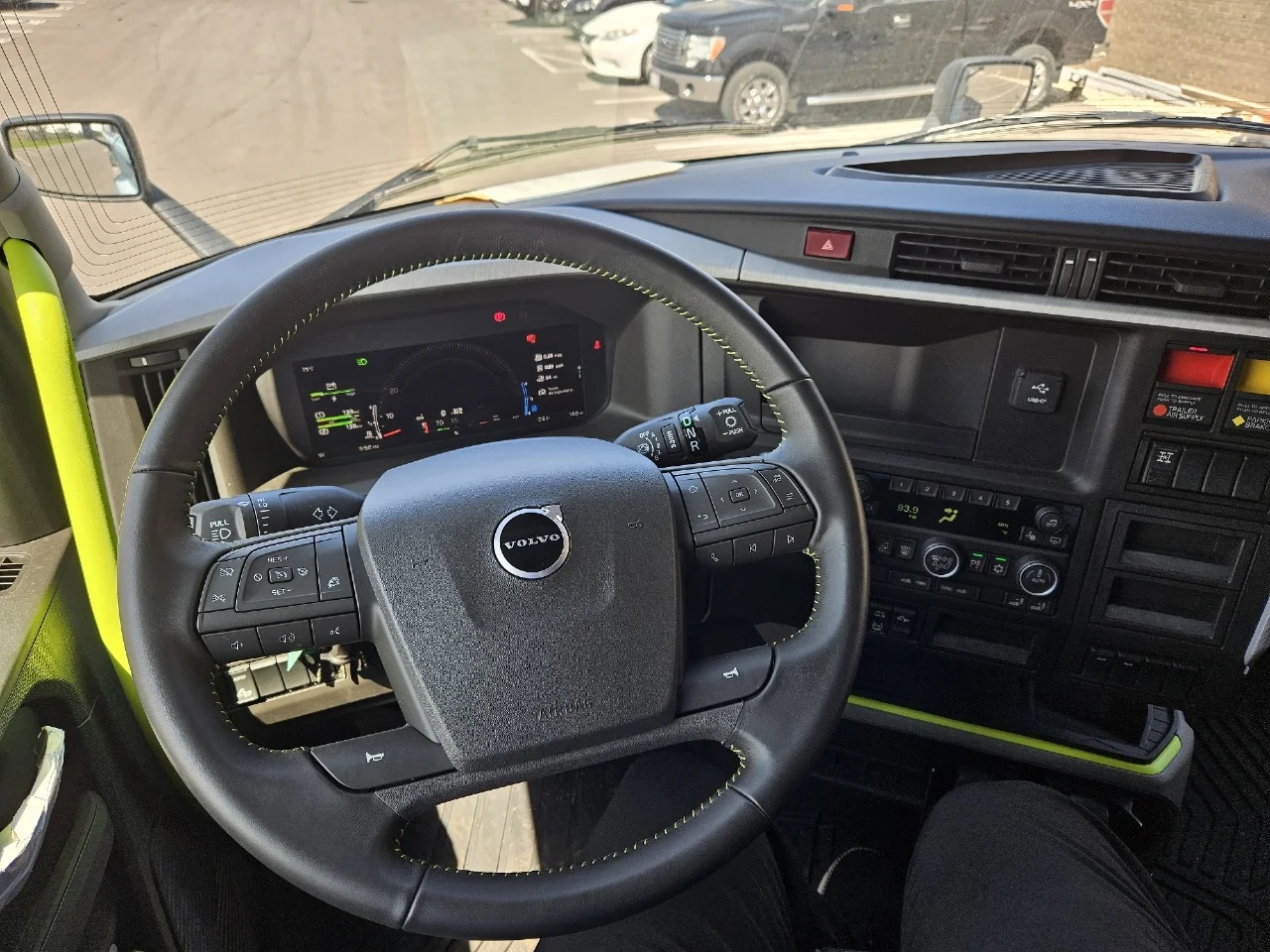 2025 Volvo VNL 860 in Gary, IN — photo 9