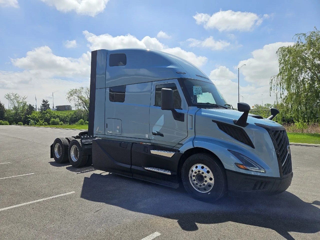 2025 Volvo VNL 860 in Gary, IN — photo 4