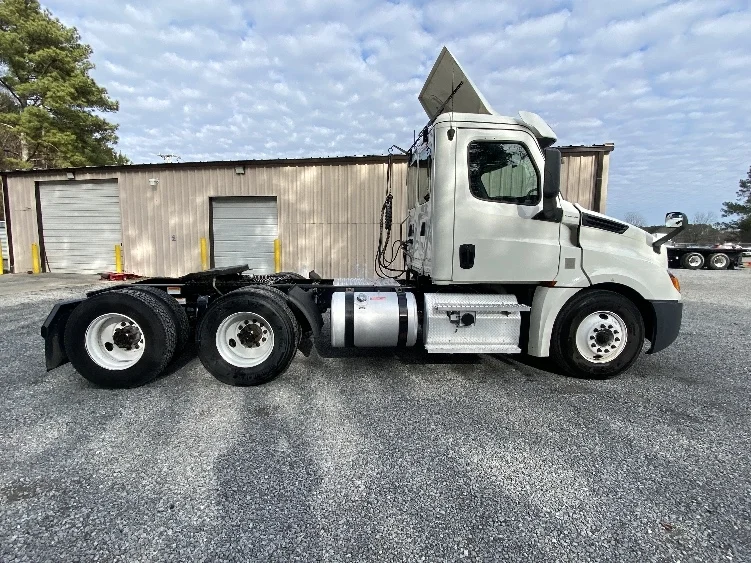 2020 Freightliner Cascadia - image 8