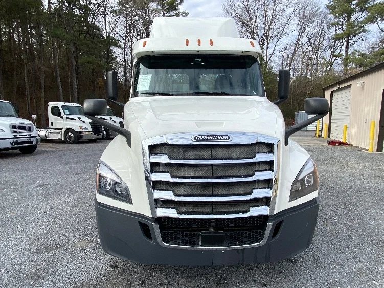 2020 Freightliner Cascadia - image 2