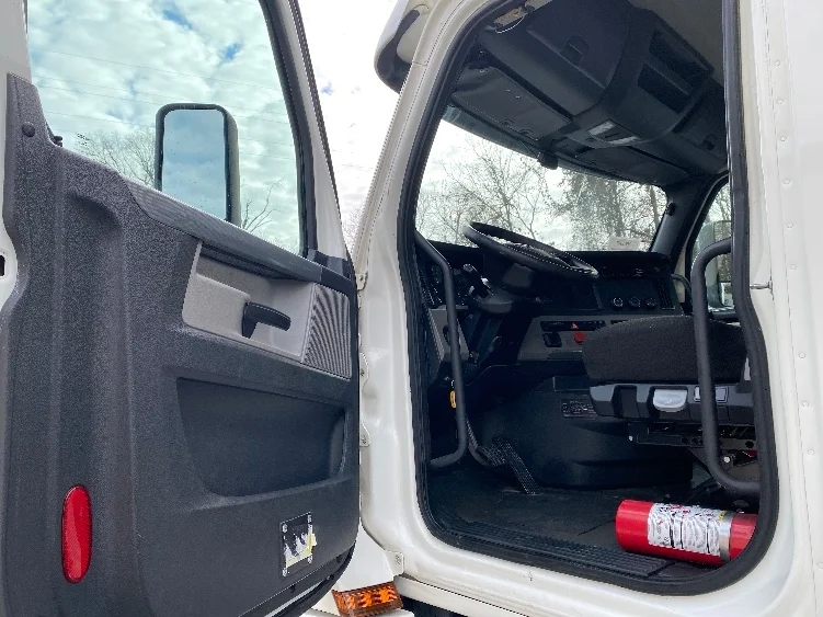 2020 Freightliner Cascadia - image 9