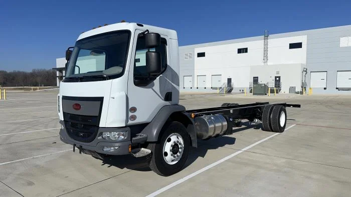2025 Peterbilt 220EV - image 2