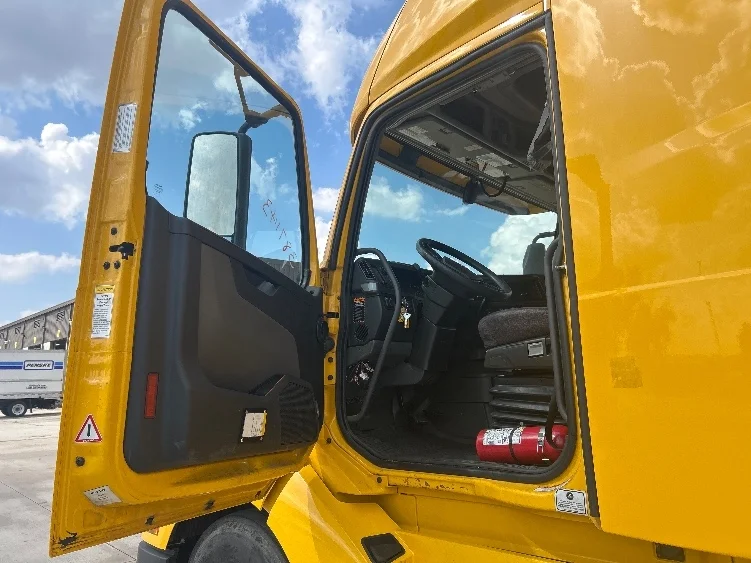 2022 Volvo VNL 760 - image 9