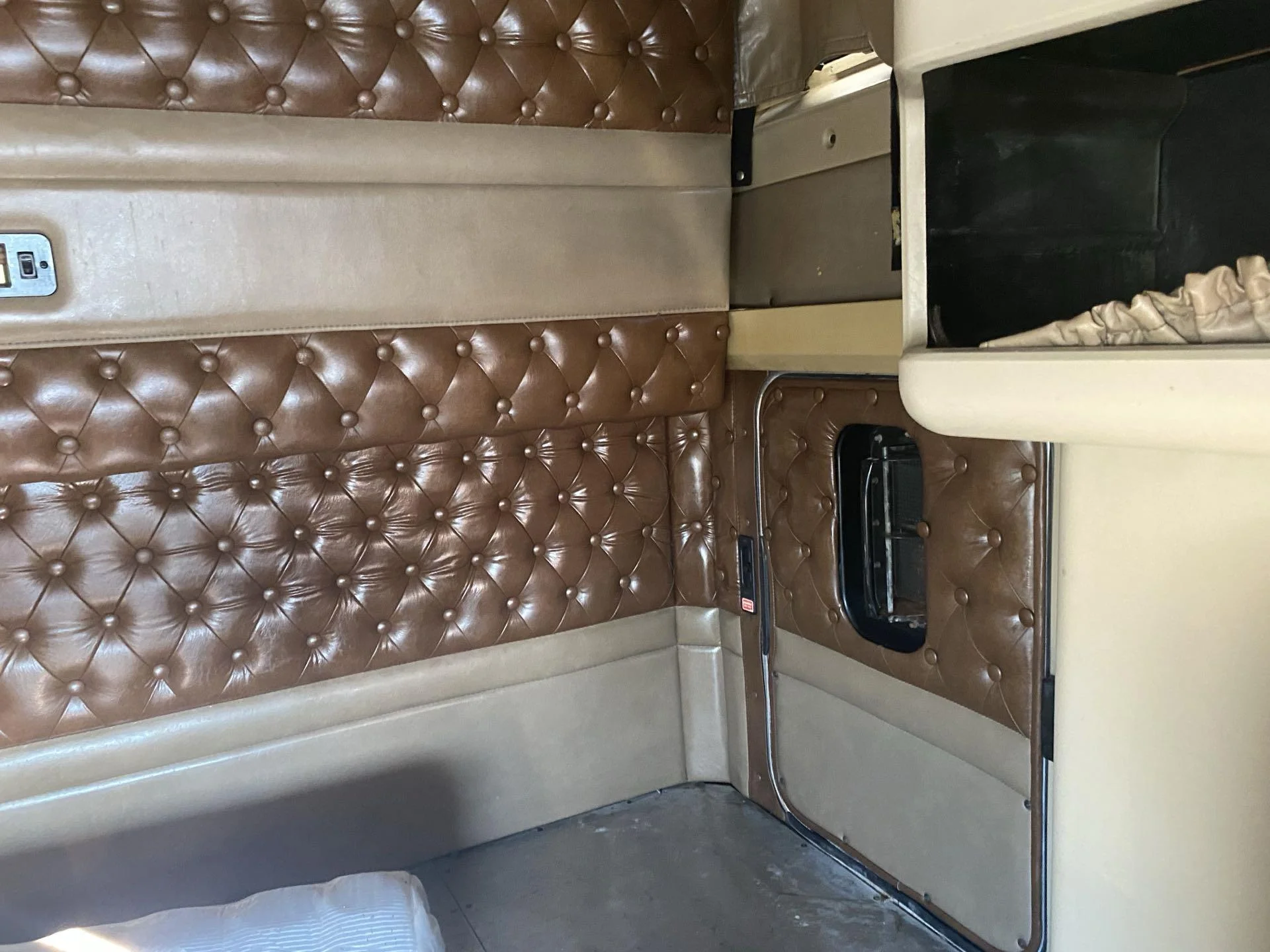 2000 Kenworth W900 - image 12