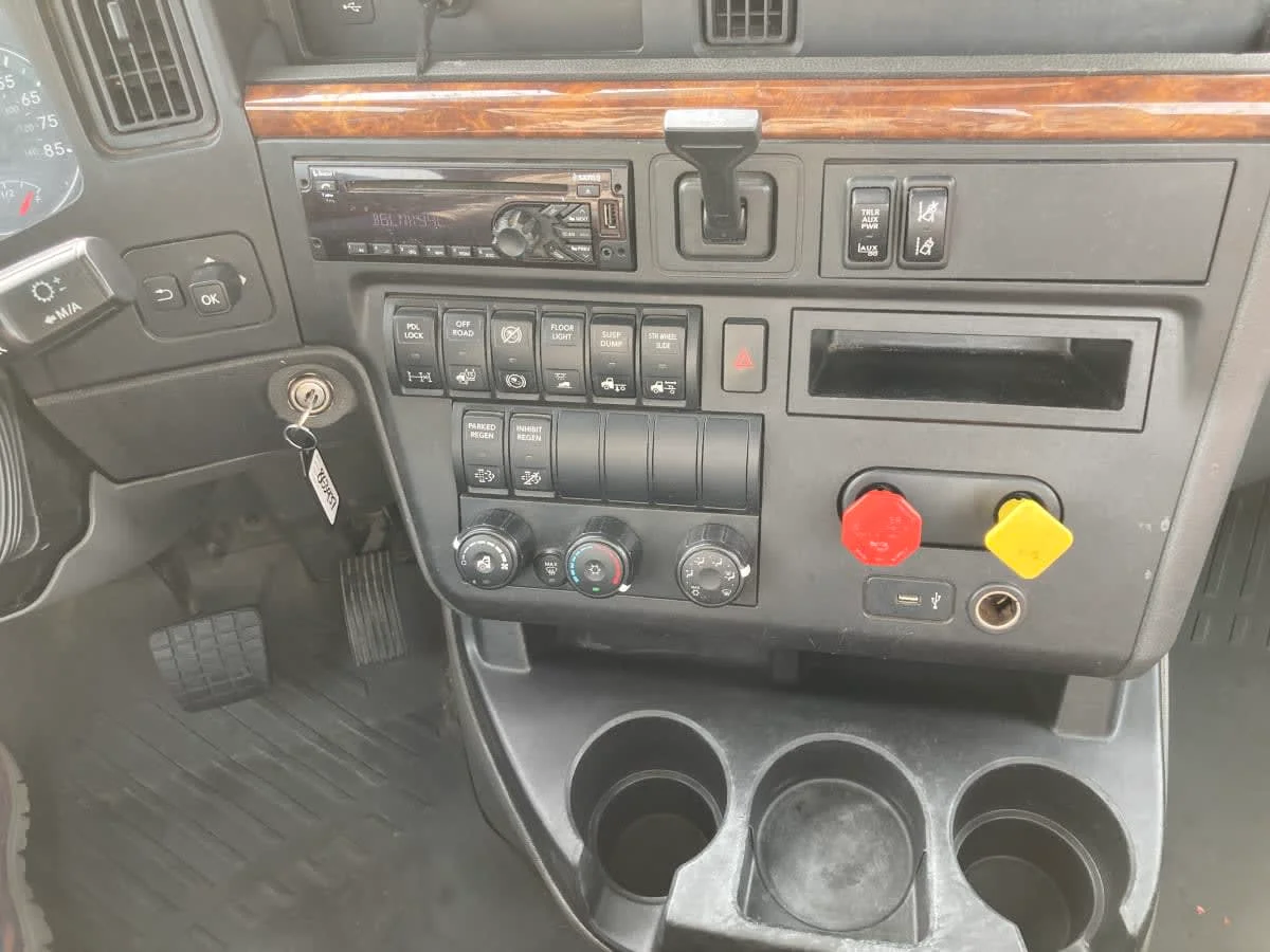 2019 International LT in Springfield, MA — photo 13