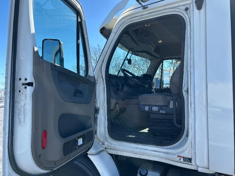 2017 Freightliner Cascadia - image 9