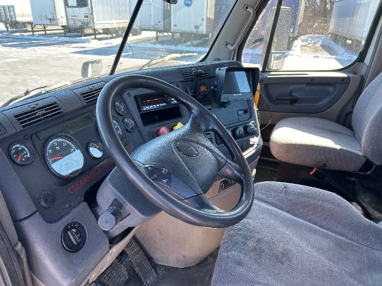 2017 Freightliner Cascadia - image 10