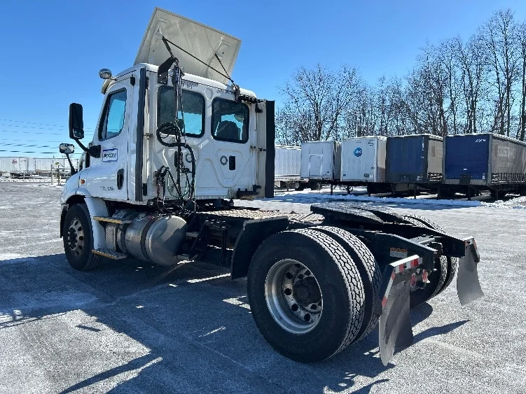 2017 Freightliner Cascadia in Harrisburg, PA — photo 5