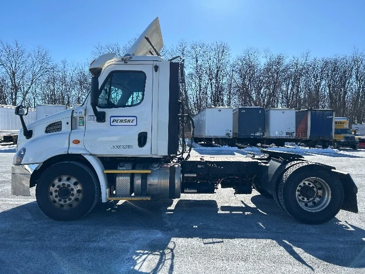 2017 Freightliner Cascadia in Harrisburg, PA — photo 4
