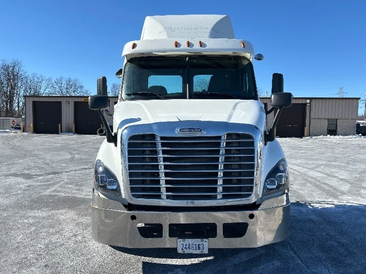 2017 Freightliner Cascadia in Harrisburg, PA — photo 2
