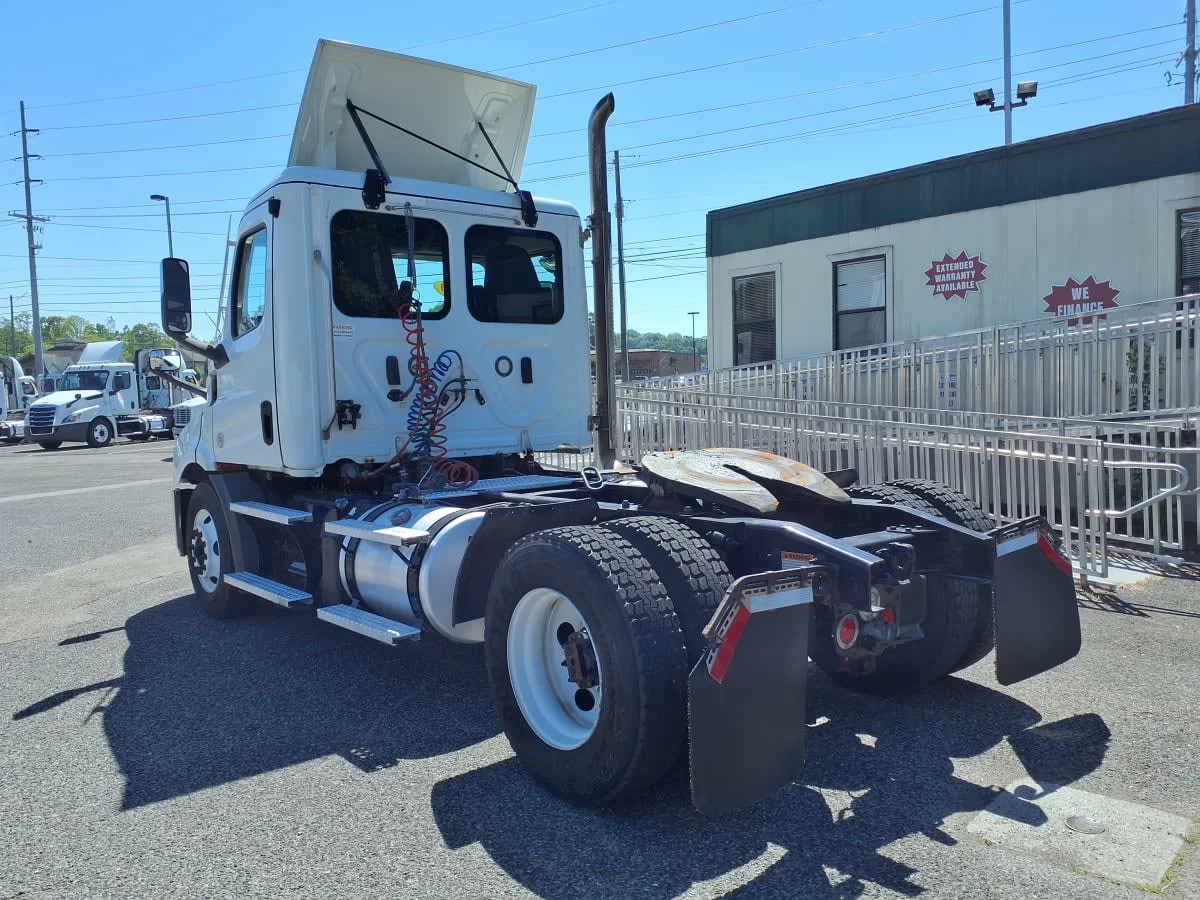 2020 Freightliner Cascadia in Knoxville, TN — photo 6