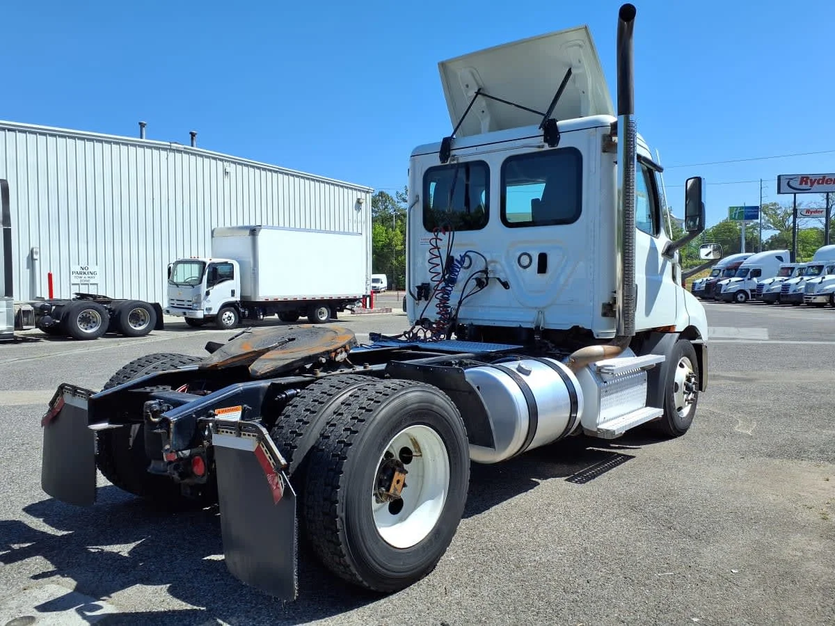2020 Freightliner Cascadia in Knoxville, TN — photo 4