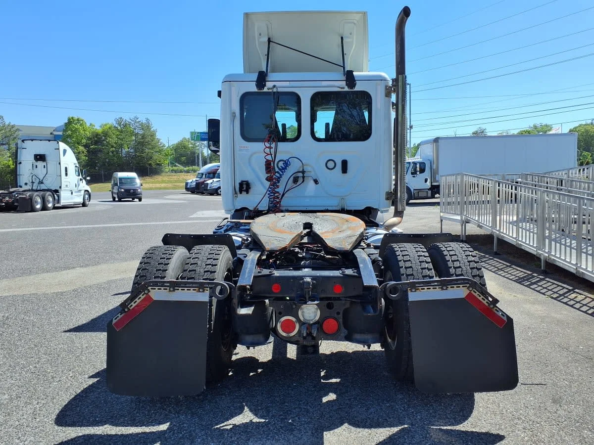 2020 Freightliner Cascadia in Knoxville, TN — photo 5