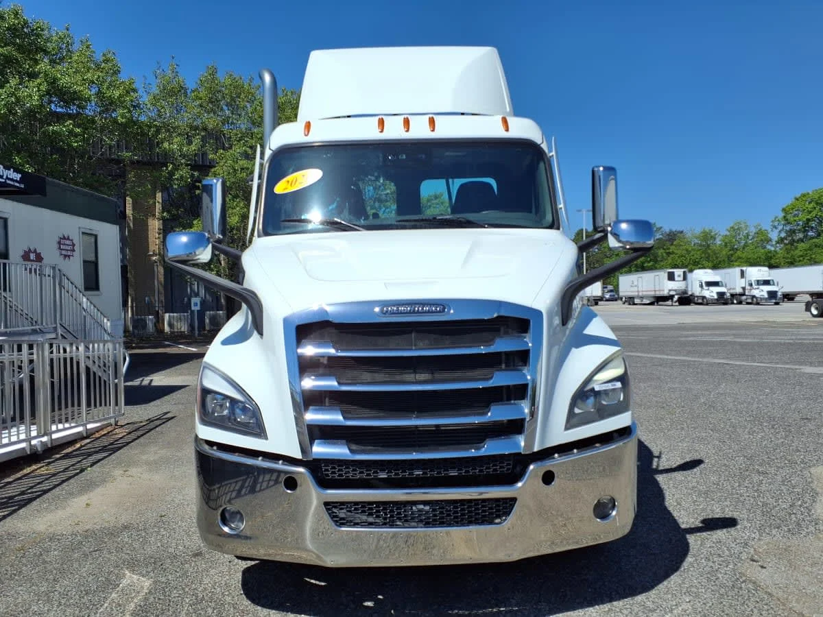 2020 Freightliner Cascadia in Knoxville, TN — photo 2