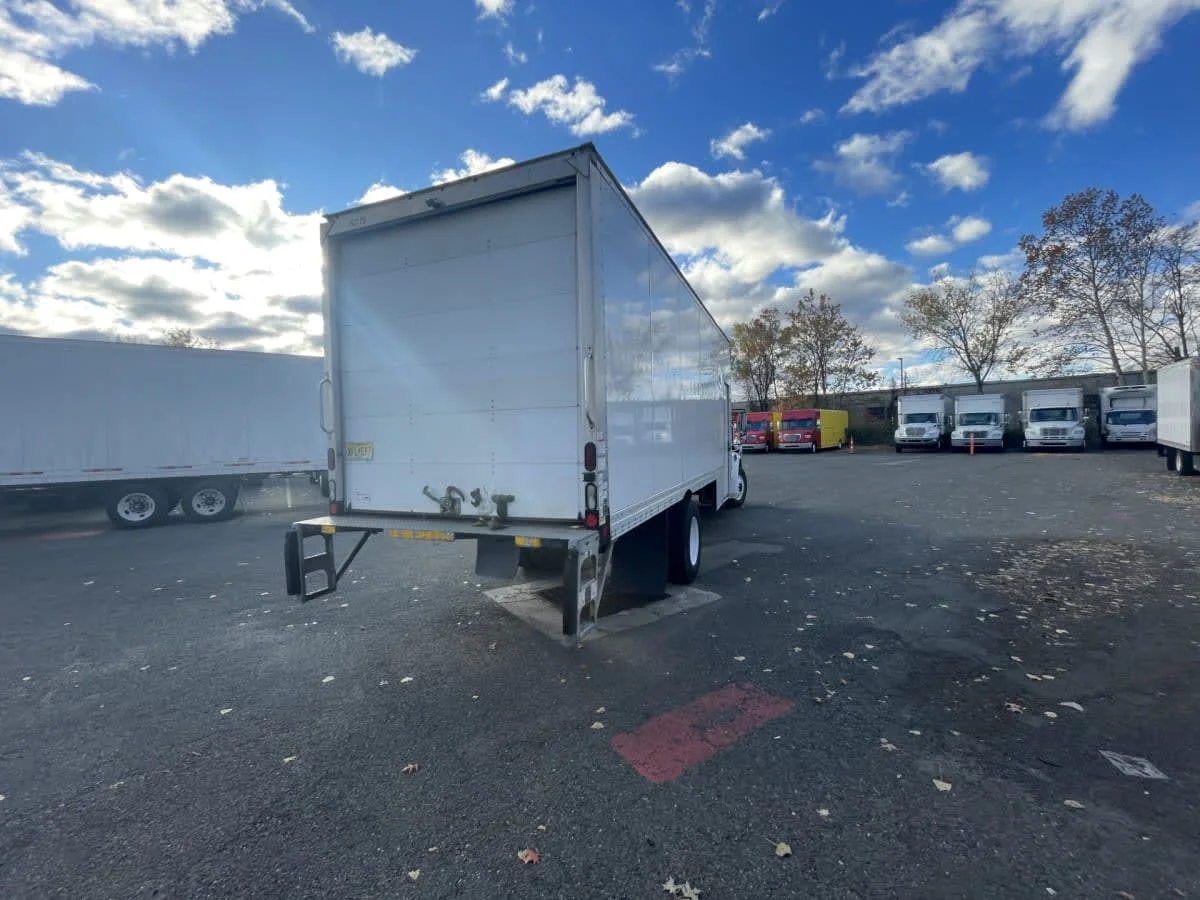 2013 Freightliner M2 106 - image 4