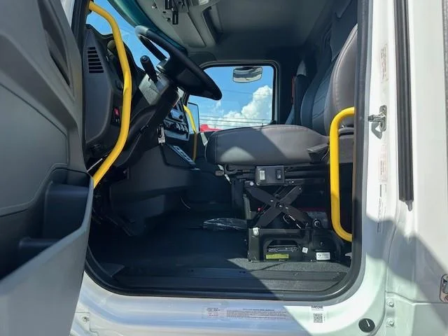 2027 Peterbilt 548 — photo 16