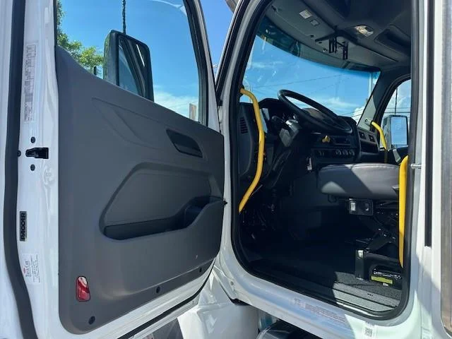 2027 Peterbilt 548 — photo 15