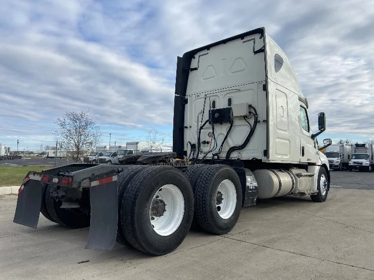 2019 Freightliner Cascadia - image 7