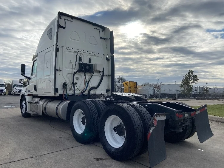 2019 Freightliner Cascadia - image 5