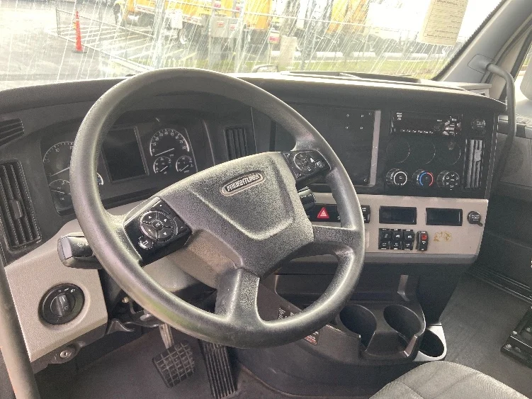 2019 Freightliner Cascadia - image 10
