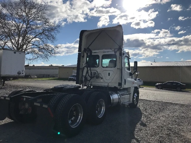 2019 Freightliner Cascadia in Cleona, PA — photo 7