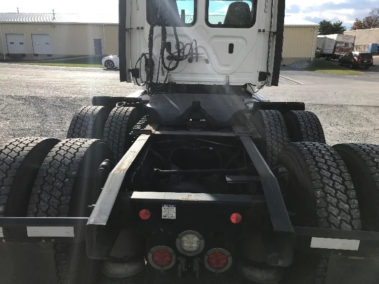 2019 Freightliner Cascadia in Cleona, PA — photo 6