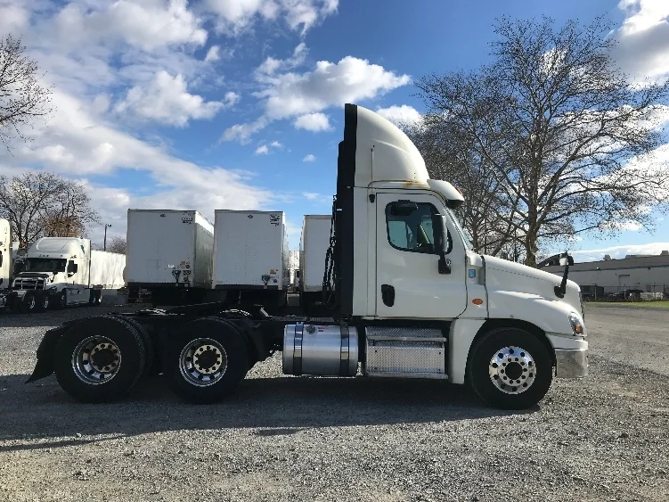 2019 Freightliner Cascadia in Cleona, PA — photo 8