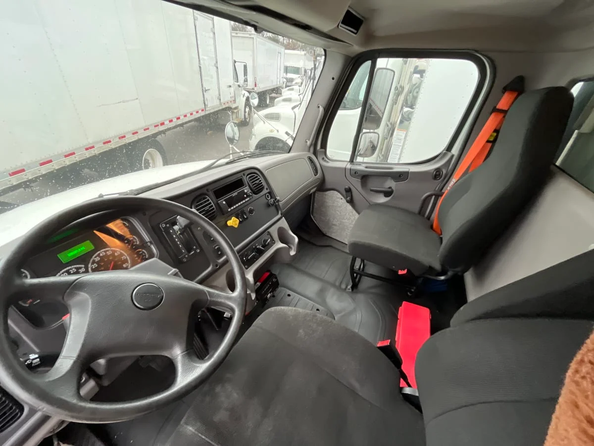 2018 Freightliner M2 106 - image 8